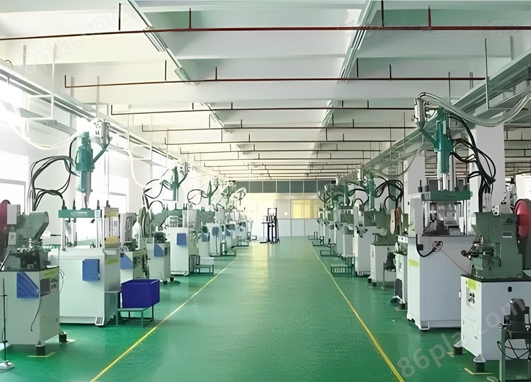 如何清洁注塑机供料系统？